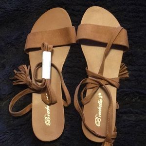 Flat light brown tie sandals